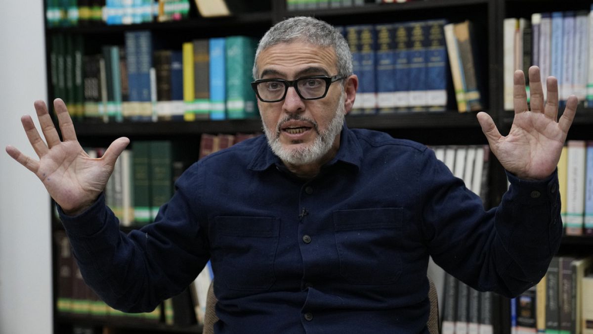 Gazze'de gönüllü olarak çalışan İngiliz doktor Abu Sitte'nin Fransa'ya girmesine izin verilmedi