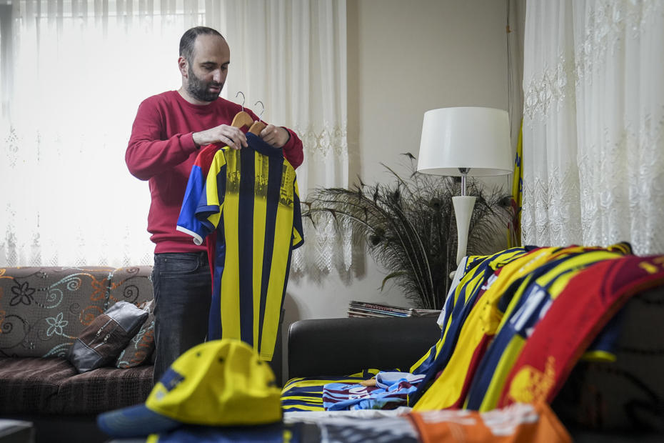 Otizmli genç, futbol tutkusunu forma koleksiyonuna dönüştürdü