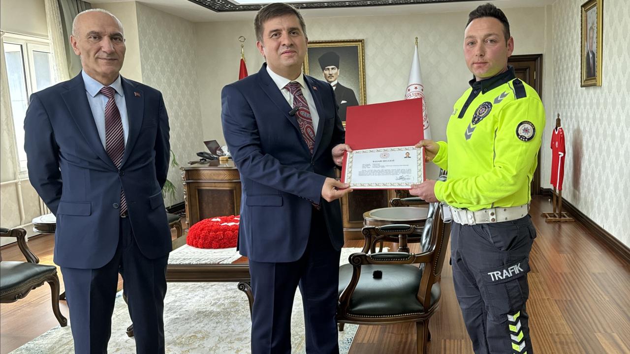 Karaman Valisinden kazayı önleyen polise başarı belgesi