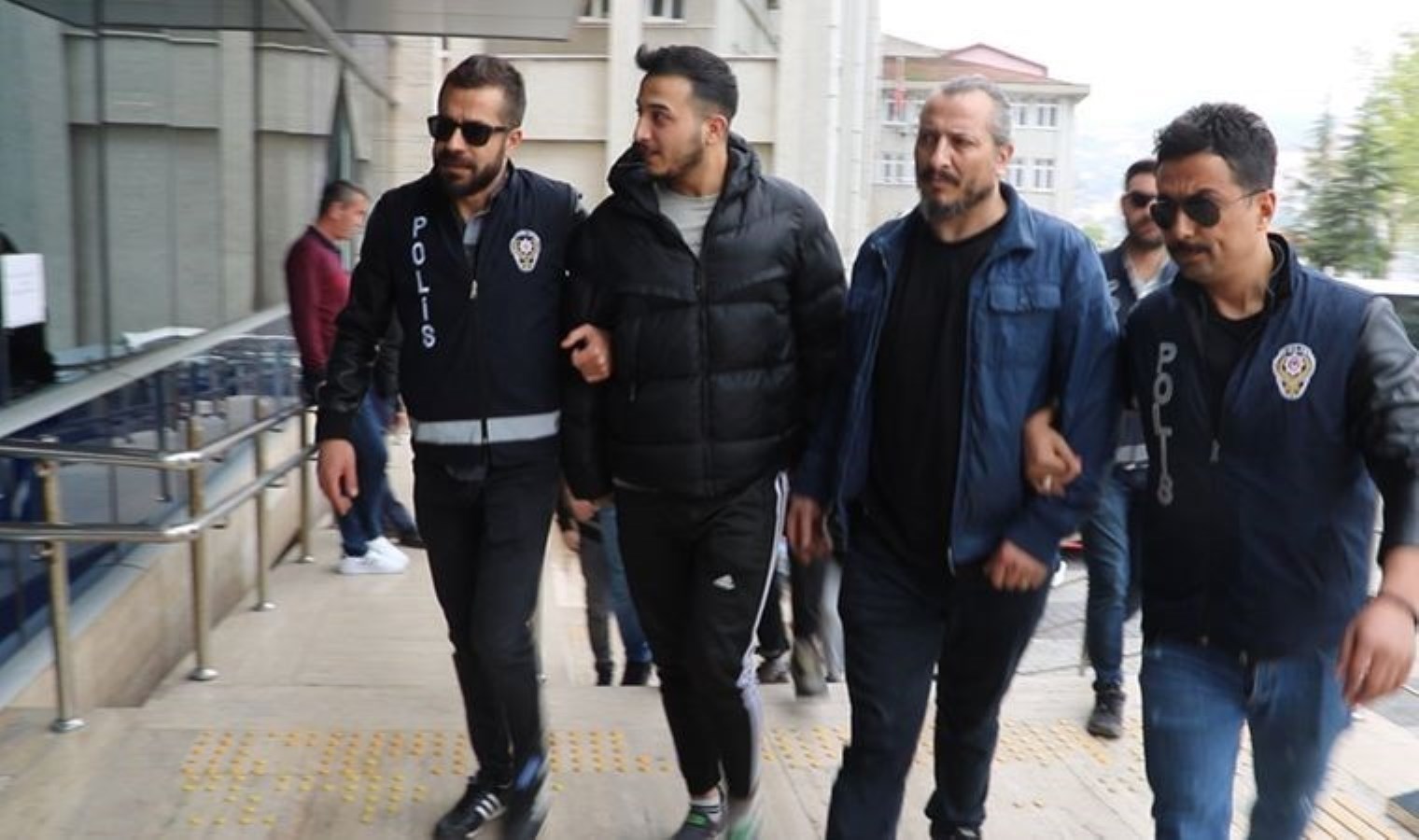 Tahta kaşıkla cinsel saldırı davasının sanıkları "yağma" suçlamasıyla serbest bırakıldı - Son Dakika Türkiye Haberleri