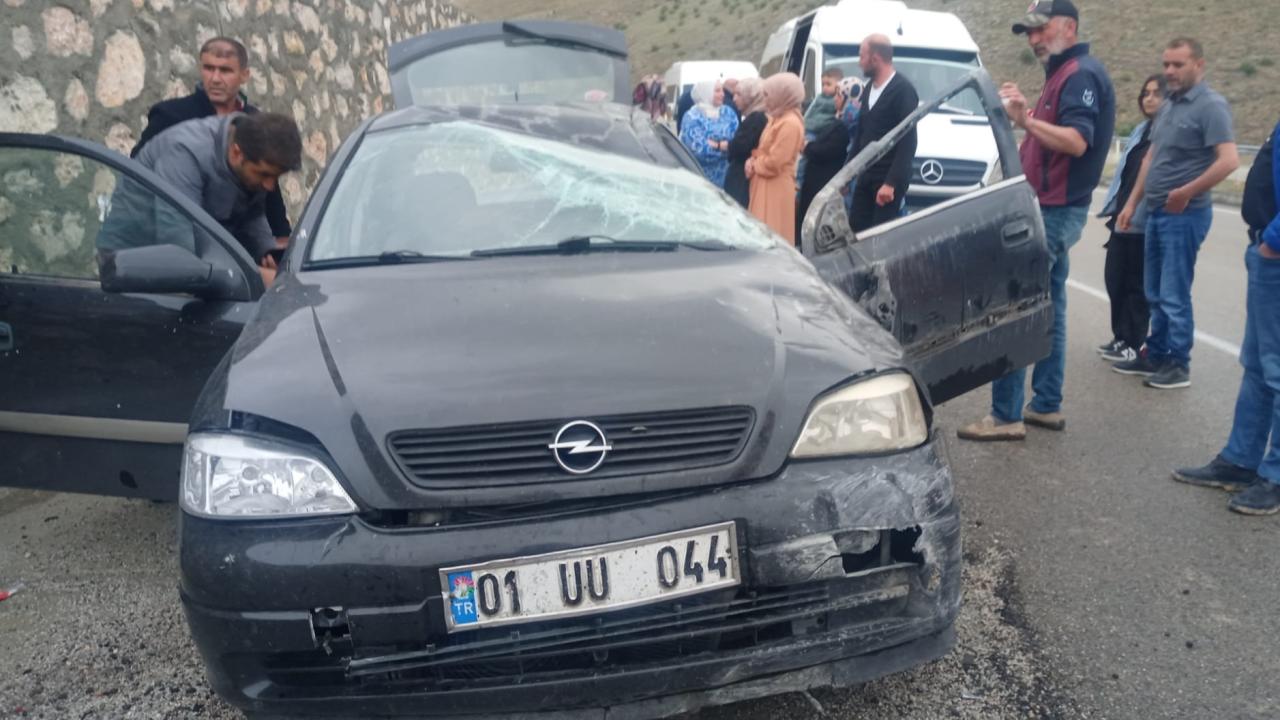 Malatya'da otomobilin istinat duvarına çarpması sonucu 4 kişi yaralandı.