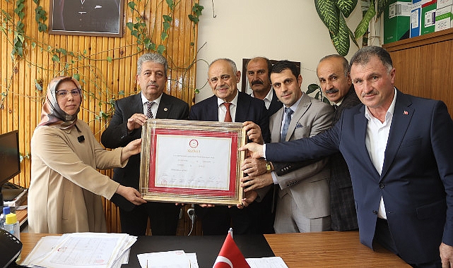 Yahyalı Belediye Başkanı Esat Öztürk, tescil belgesini alarak üçüncü dönemine resmen başladı - GÜNDEM