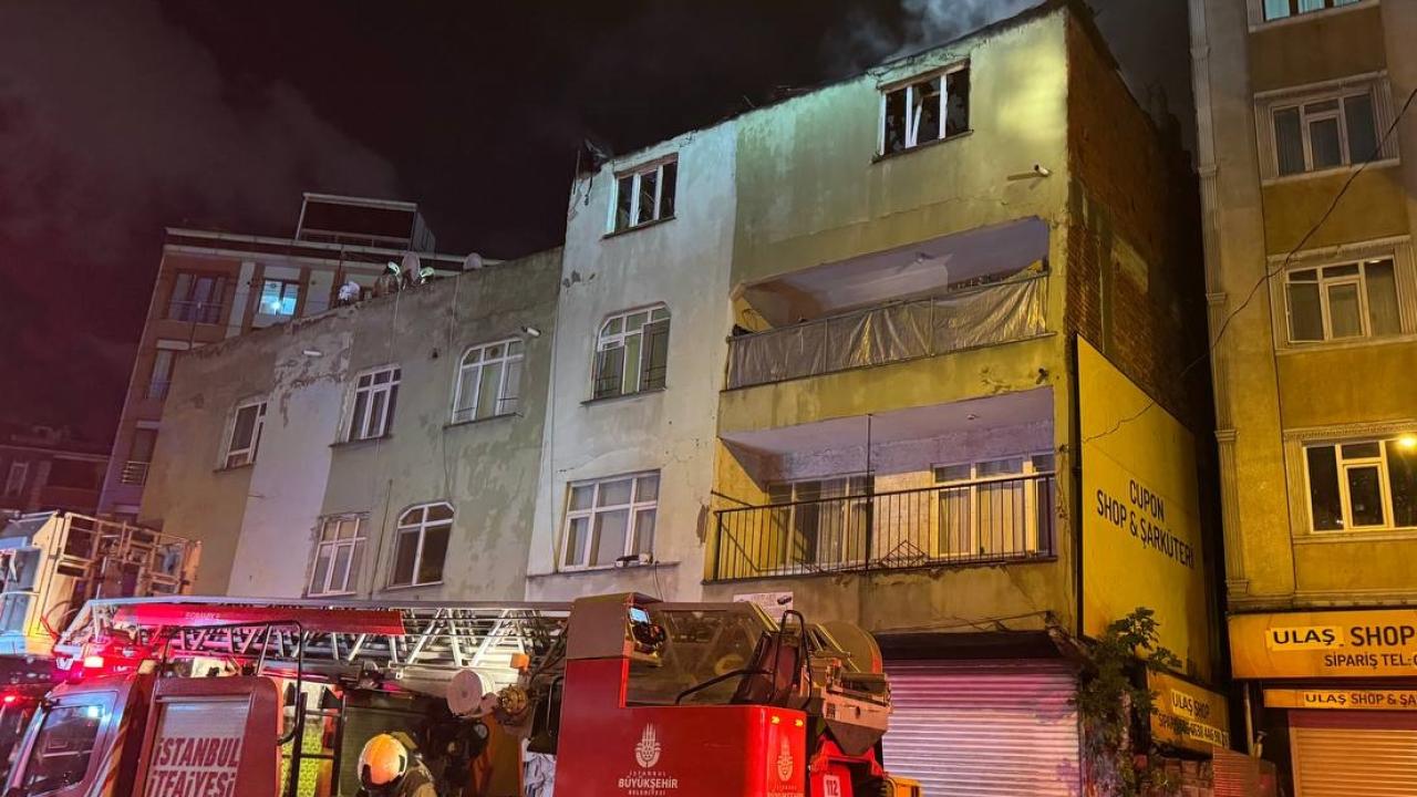 Eyüpsultan'da 3 katlı binanın çatısında yangın çıktı