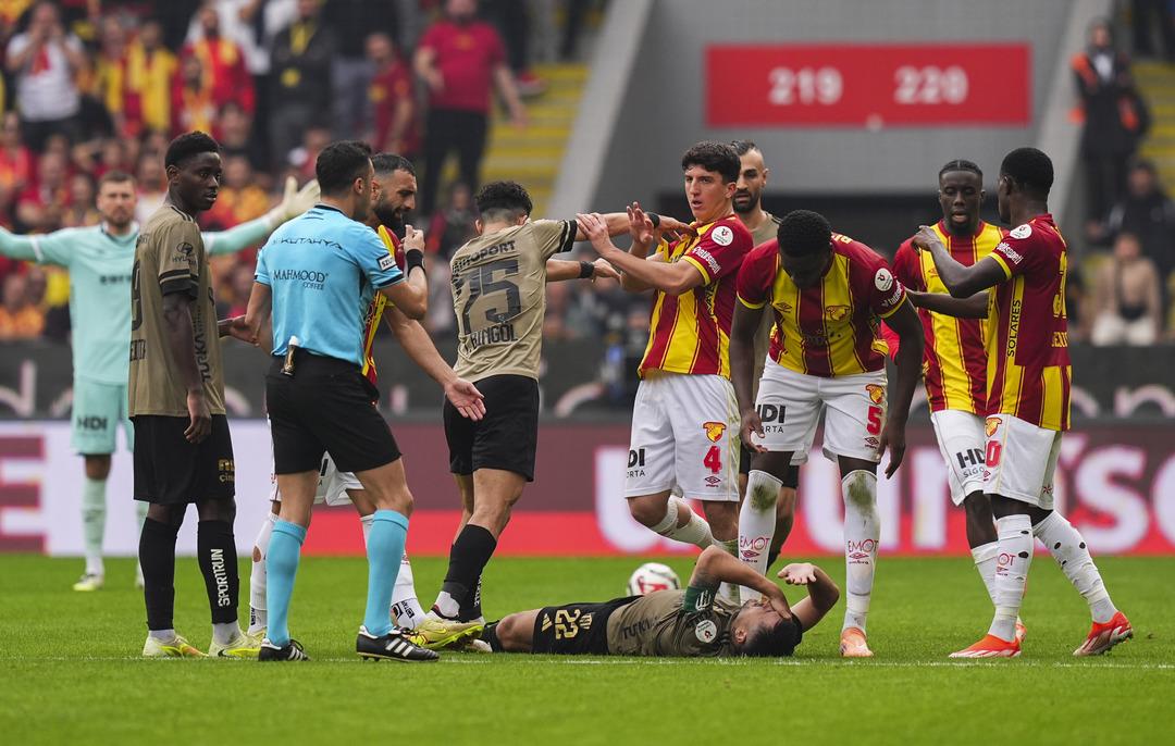 Göztepe-Kocaelispor maçında gol yok, her şey var! Hakem kırmızı kartı iki kez iptal etti