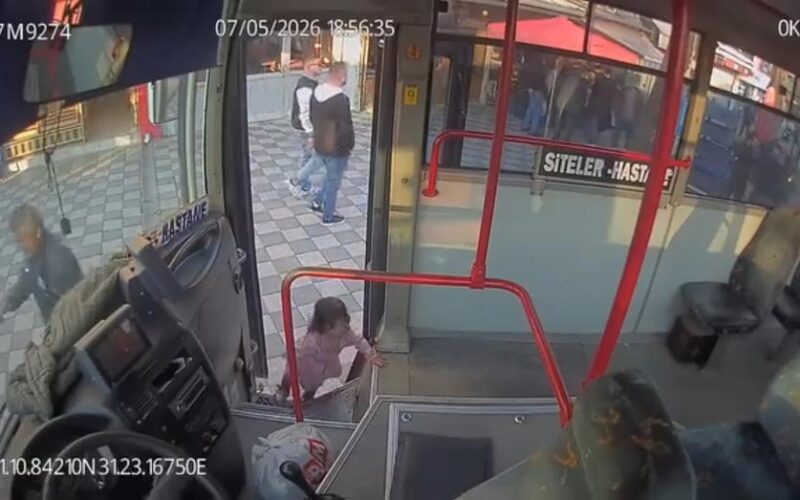 Şoför ağlayınca fark etti. 2 yaşındaki çocuk emekleyerek halk otobüsüne bindi